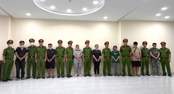 Công an TP.HCM bắt 7 người, thu giữ hơn 10.000 chai nước hoa giả thương hiệu lớn Công an TP.HCM bắt 7 người, thu giữ hơn 10.000 chai nước hoa giả thương hiệu lớn