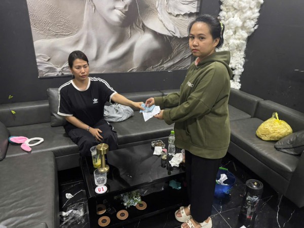 Công an TP.HCM bắt 9 người thuộc 2 nhà hàng vì bán Công an TP.HCM bắt 9 người thuộc 2 nhà hàng vì bán