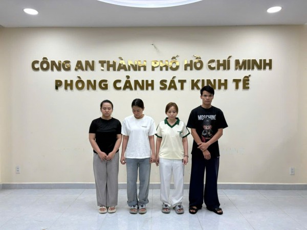 Công an TP.HCM bắt 9 người thuộc 2 nhà hàng vì bán Công an TP.HCM bắt 9 người thuộc 2 nhà hàng vì bán