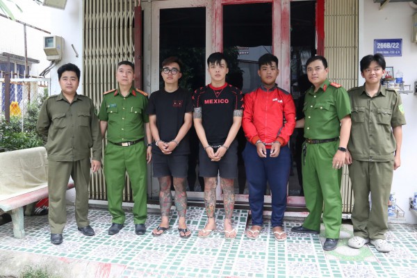 Công an TP.HCM bắt nhóm thanh niên tạt sơn nhà dân để khủng bố đòi nợ