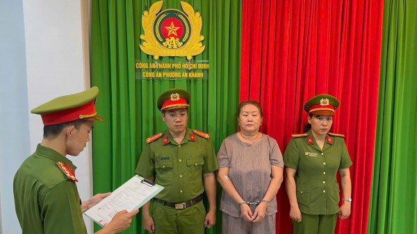 Công an TP.HCM bắt tạm giam người phụ nữ cho đổ chất thải lên đất của mình