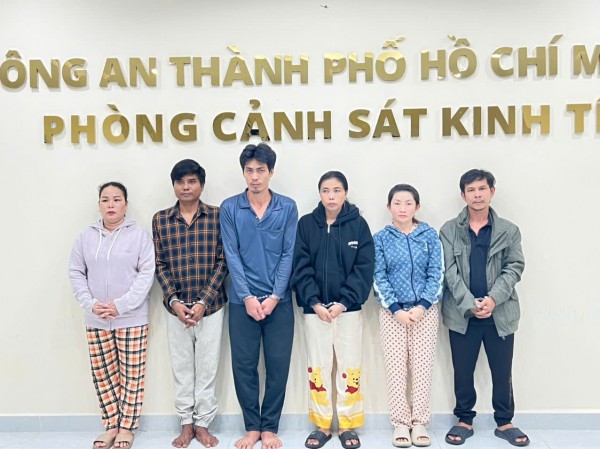 Công an TP.HCM triệt phá đường dây hàng giả là nước giặt, nước xả