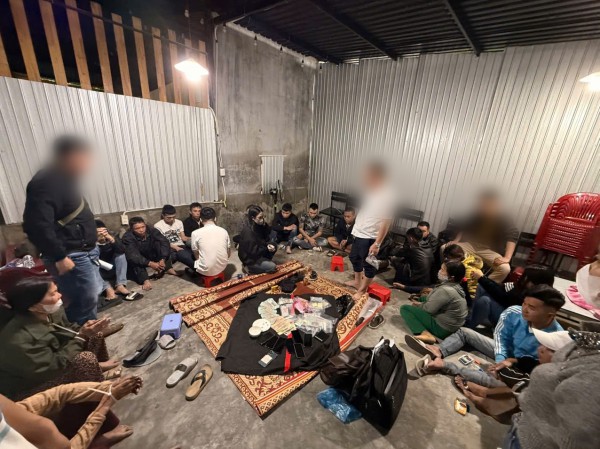 Công an TP.Huế xóa sới bạc xóc đĩa trong quán cà phê