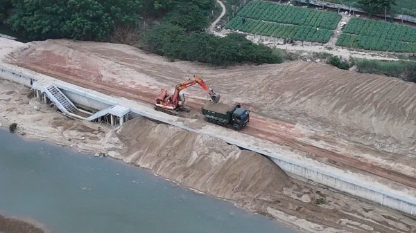 Công an điều tra việc khai thác cát trái phép tại công trình kè ở Quảng Ngãi