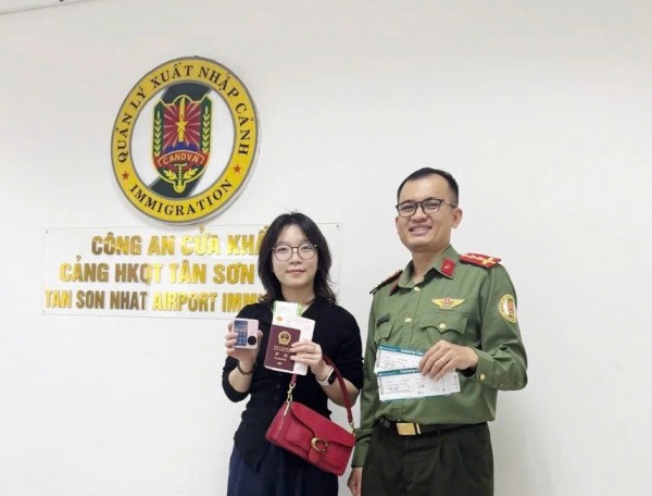 Công an tìm lại túi xách thất lạc, giúp hành khách kịp chuyến bay về nước