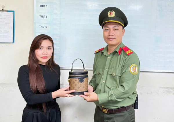 Công an tìm lại túi xách thất lạc, giúp hành khách kịp chuyến bay về nước
