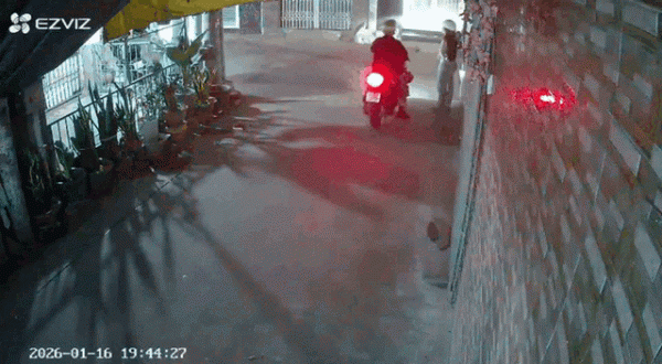 Công an truy tìm người đàn ông quấy rối cô gái trong hẻm ở TP.HCM