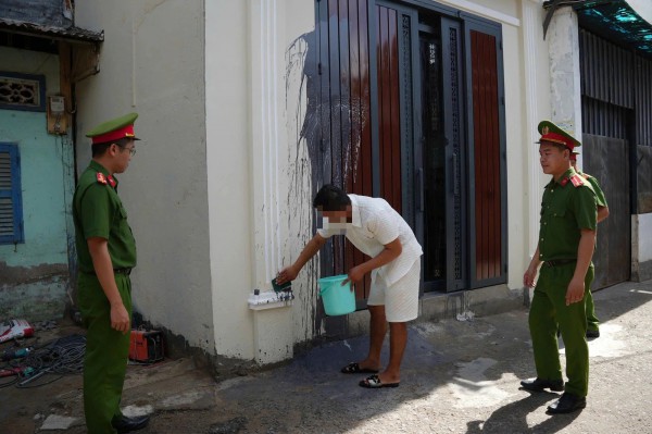 Công an xã Nhà Bè xử lý đối tượng tạt sơn nhà dân vì mâu thuẫn