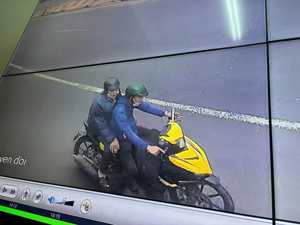 Công an TP.HCM bắt 2 nghi phạm cướp giật dây chuyền trên đường đi tìm việc làm Công an TP.HCM bắt 2 nghi phạm cướp giật dây chuyền trên đường đi tìm việc làm