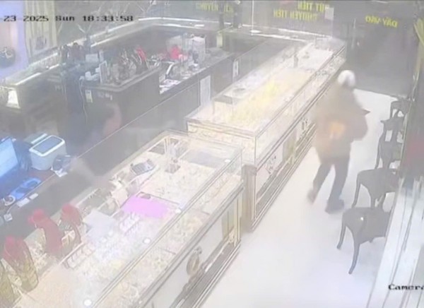 Cướp tiệm vàng vì... đầu tư tiền ảo thua lỗ