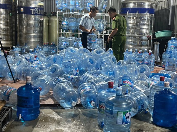 Dùng nước máy để làm giả nước Lavie đóng bình bán khắp Hà Nội