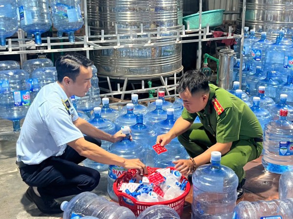 Dùng nước máy để làm giả nước Lavie đóng bình bán khắp Hà Nội