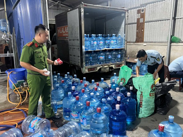 Dùng nước máy để làm giả nước Lavie đóng bình bán khắp Hà Nội