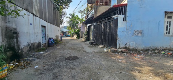 Hai cô gái lạ mặt lột bông tai vàng của bé gái ngay trước nhà