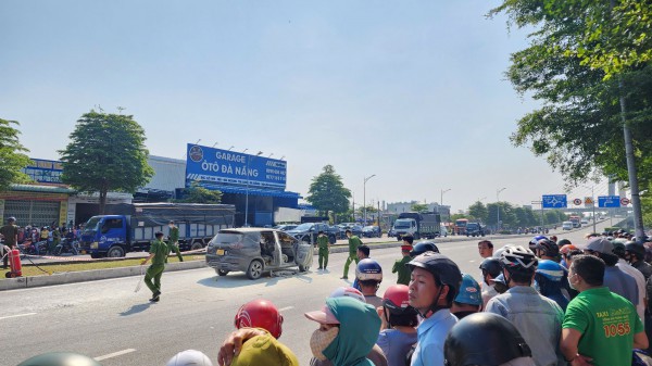 Hai người tử vong bất thường trong vụ ô tô bốc cháy ở ngã ba Huế Hai người tử vong bất thường trong vụ ô tô bốc cháy ở ngã ba Huế