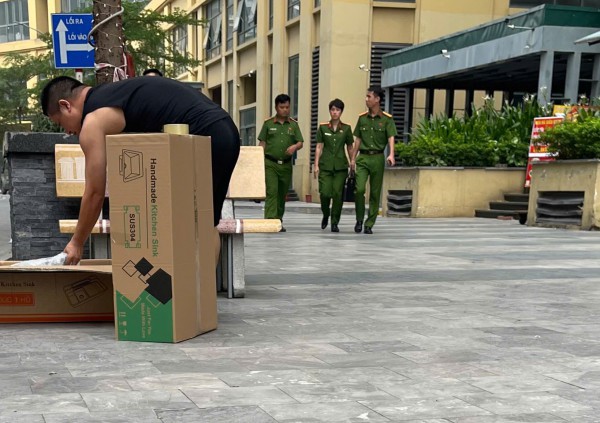 Hình ảnh công an xuất hiện tại chung cư vụ hành hung do phí gửi xe 160.000 đồng