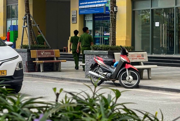 Hình ảnh công an xuất hiện tại chung cư vụ hành hung do phí gửi xe 160.000 đồng