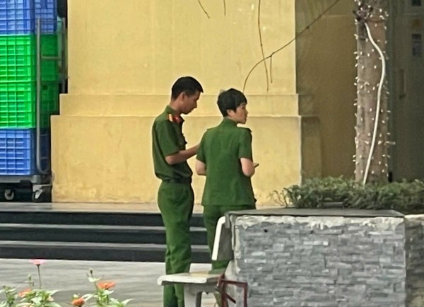 Hình ảnh công an xuất hiện tại chung cư vụ hành hung do phí gửi xe 160.000 đồng
