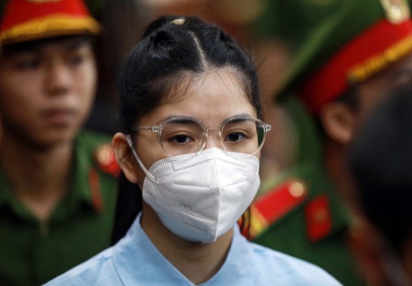 Hoa hậu Thùy Tiên khai gì về hưởng 30% lợi nhuận từ việc bán kẹo Kera?