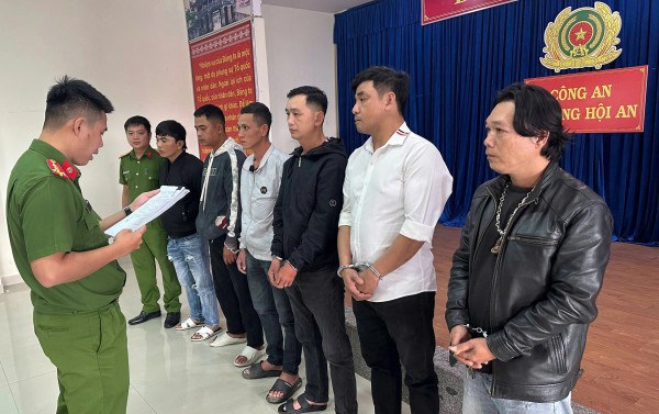 Hỗn chiến trong quán nhậu, khách ngồi bàn bên 