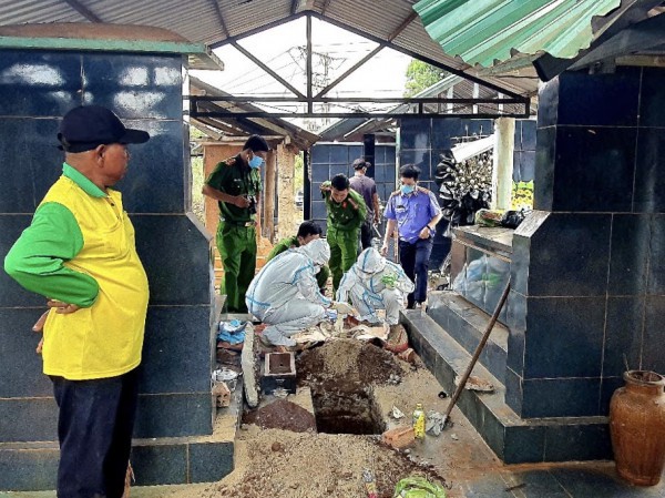 Khai quật bào thai để điều tra vụ bé gái 13 tuổi bị hiếp dâm Khai quật bào thai để điều tra vụ bé gái 13 tuổi bị hiếp dâm