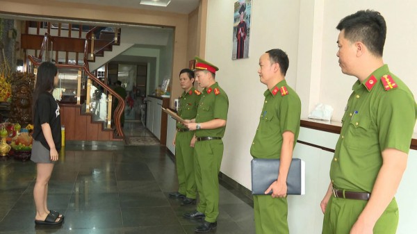 Khám xét đồng thời 5 địa điểm liên quan đến trùm giang hồ Vi Khám xét đồng thời 5 địa điểm liên quan đến trùm giang hồ Vi