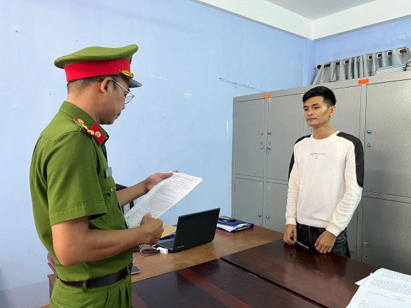 Khởi tố bị can đánh phụ nữ mang thai trong tiệm tạp hóa Khởi tố bị can đánh phụ nữ mang thai trong tiệm tạp hóa