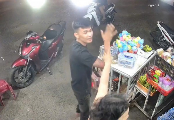 Khởi tố bị can đánh phụ nữ mang thai trong tiệm tạp hóa Khởi tố bị can đánh phụ nữ mang thai trong tiệm tạp hóa