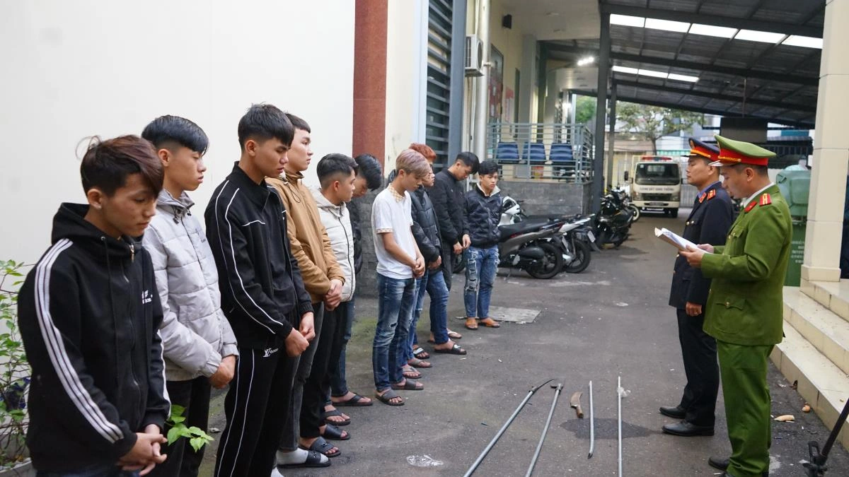 Khởi tố nhóm phóng xe gây rối, đuổi chém người trong đêm giao thừa Khởi tố nhóm phóng xe gây rối, đuổi chém người trong đêm giao thừa