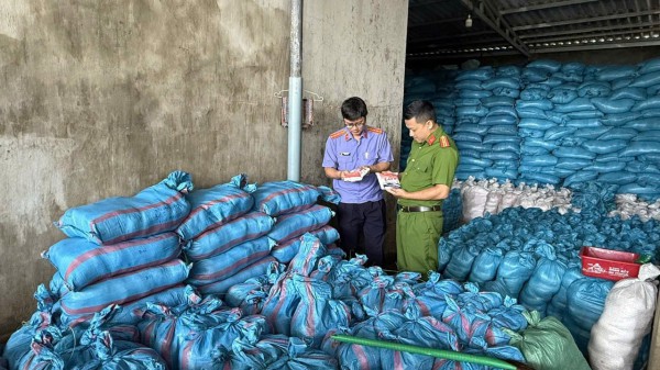 Khởi tố nữ giám đốc sản xuất 1.700 tấn muối i ốt giả