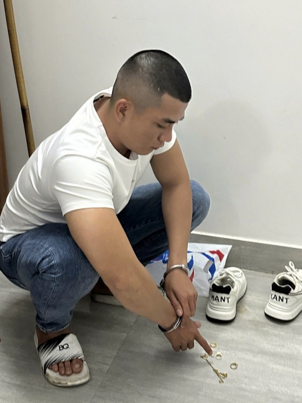 Khống chế nạn nhân, cướp vàng táo tợn giữa ban ngày ở Đà Nẵng