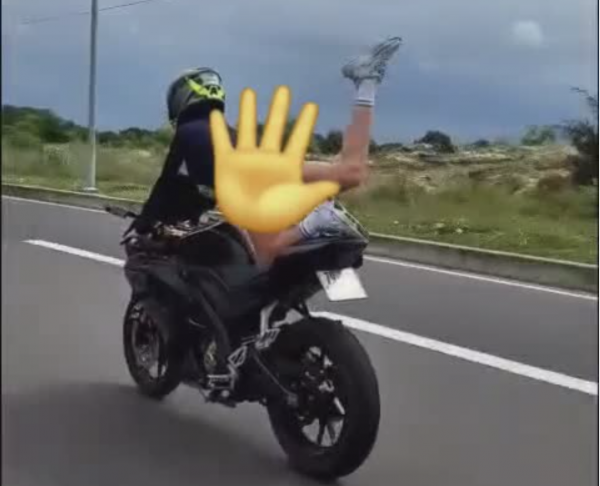 Lái xe kiểu phản cảm, một phụ nữ Nga đối diện tội hình sự