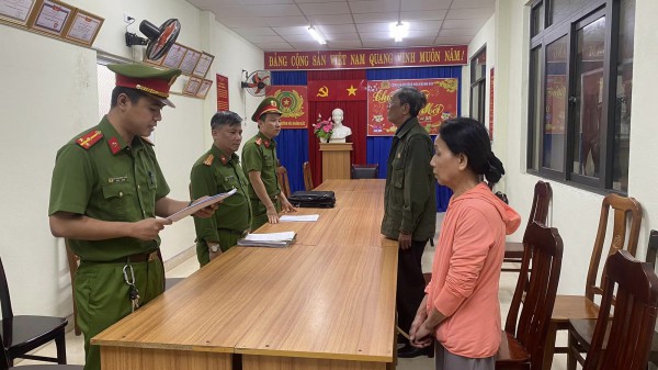 Lãnh đạo phường ký lùi giấy tờ 10 năm giúp doanh nghiệp Lãnh đạo phường ký lùi giấy tờ 10 năm giúp doanh nghiệp