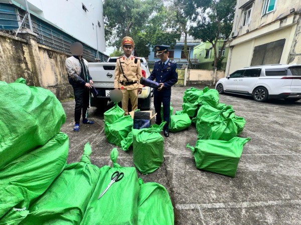 Liên tiếp bắt giữ 2 xe vận chuyển trái phép hàng trăm bình khí cười