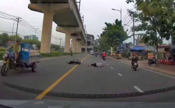 Liên tục các vụ đạp ngã xe người đi đường: Quá hung hãn, cần nghiêm trị! Liên tục các vụ đạp ngã xe người đi đường: Quá hung hãn, cần nghiêm trị!
