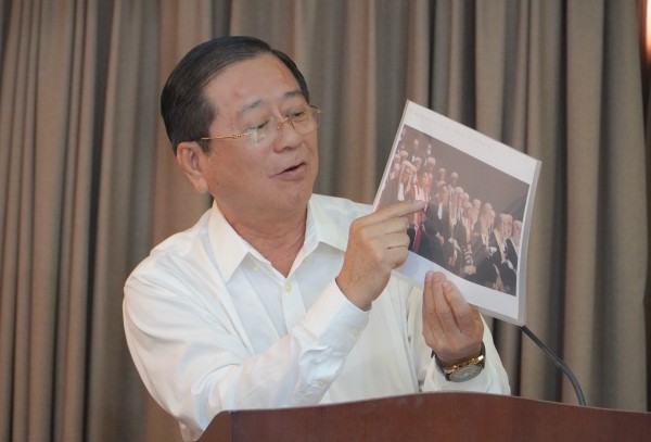 Luật sư hào hứng với cái ‘lưỡi thẳng’ của mình trên áo choàng mới