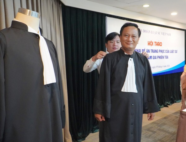 Luật sư hào hứng với cái ‘lưỡi thẳng’ của mình trên áo choàng mới