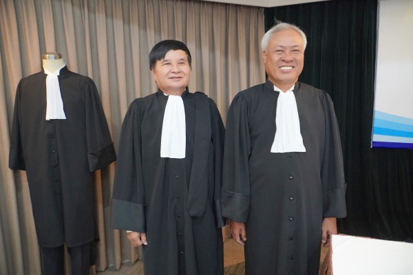 Luật sư hào hứng với cái ‘lưỡi thẳng’ của mình trên áo choàng mới