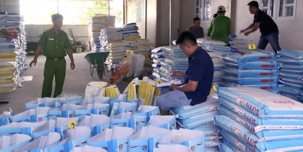 Một hộ dân sản xuất hơn 37 tấn hàng giả là thức ăn cho tôm Một hộ dân sản xuất hơn 37 tấn hàng giả là thức ăn cho tôm