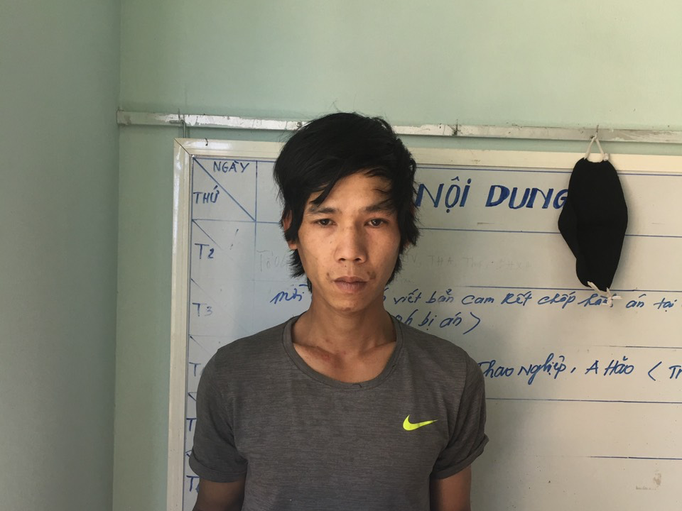 Nam thanh niên bỏ chạy vứt lại túi nghi chứa ma túy đá Nam thanh niên bỏ chạy vứt lại túi nghi chứa ma túy đá