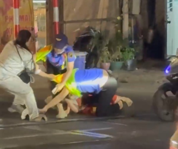 Ngăn người vượt rào chắn đường sắt, bị đánh ngất xỉu: 