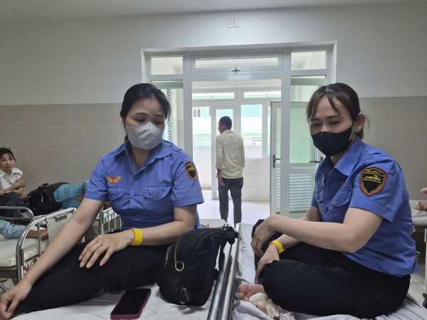 Ngăn người vượt rào chắn đường sắt, bị đánh ngất xỉu: 