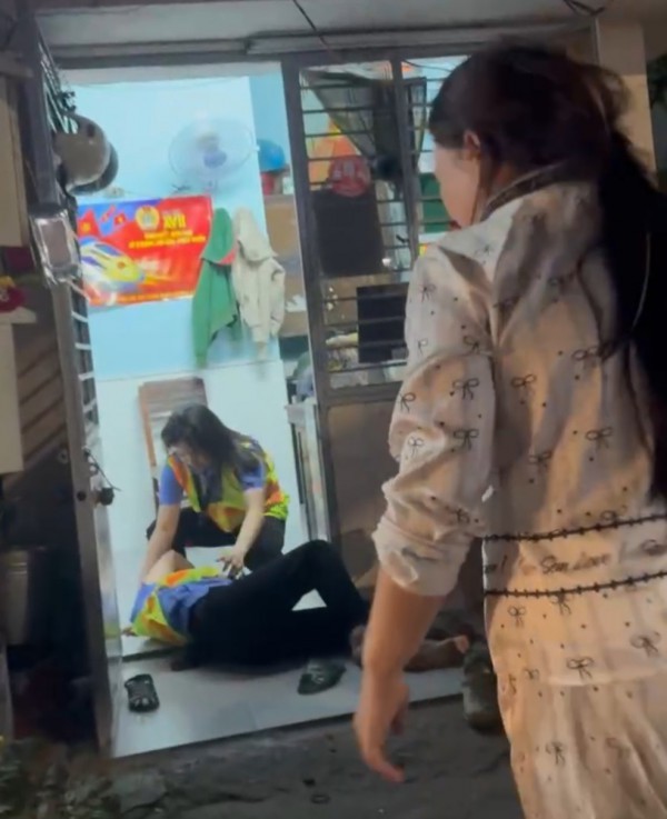 Ngăn người vượt rào chắn đường sắt, bị đánh ngất xỉu: 