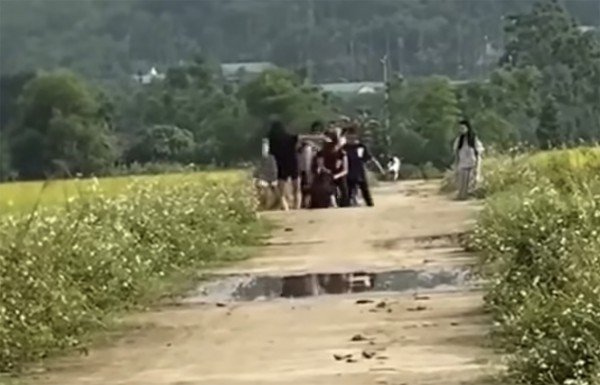 Nghệ An: Nữ sinh lớp 8 bị bạn đánh hội đồng đến trọng thương