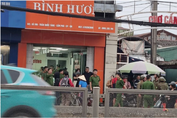 Nghi phạm cướp tiệm vàng ở Quảng Ninh ra đầu thú Nghi phạm cướp tiệm vàng ở Quảng Ninh ra đầu thú