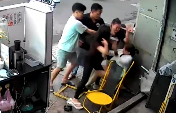 Người phụ nữ bị nhóm người đánh hội đồng trước nhà Người phụ nữ bị nhóm người đánh hội đồng trước nhà