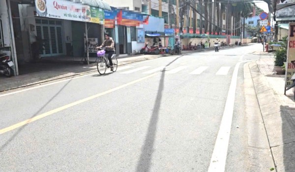 Nhóm nam nữ đánh nhau gây náo loạn đường phố ở TP.HCM