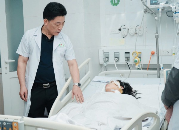 Nữ điều dưỡng bị đâm 11 nhát khi ngăn kẻ dùng dao tấn công nhiều người Nữ điều dưỡng bị đâm 11 nhát khi ngăn kẻ dùng dao tấn công nhiều người