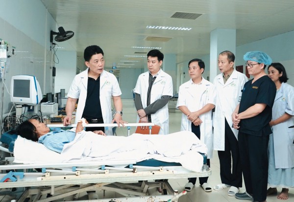 Nữ điều dưỡng bị đâm 11 nhát khi ngăn kẻ dùng dao tấn công nhiều người Nữ điều dưỡng bị đâm 11 nhát khi ngăn kẻ dùng dao tấn công nhiều người