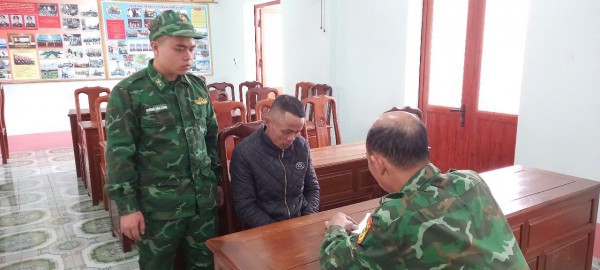 Phát hiện bè gỗ chở thuốc lá nhập lậu từ Trung Quốc Phát hiện bè gỗ chở thuốc lá nhập lậu từ Trung Quốc